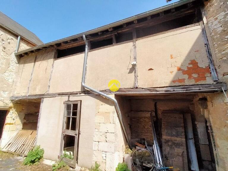 magasin avec  tour en  pierres — photo 1