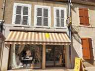magasin avec  tour en  pierres — photo 2