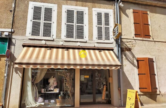 magasin avec  tour en  pierres — photo 2