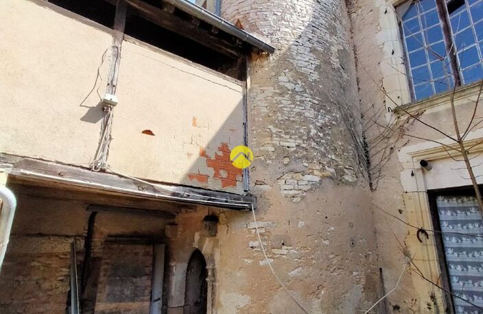magasin avec  tour en  pierres — photo 5