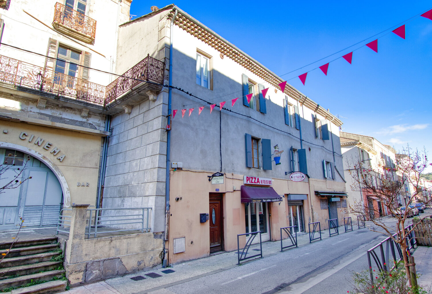 Immeuble avec 2 commerces, 4 chambres d'hotes, Gite et Appartement — photo 1