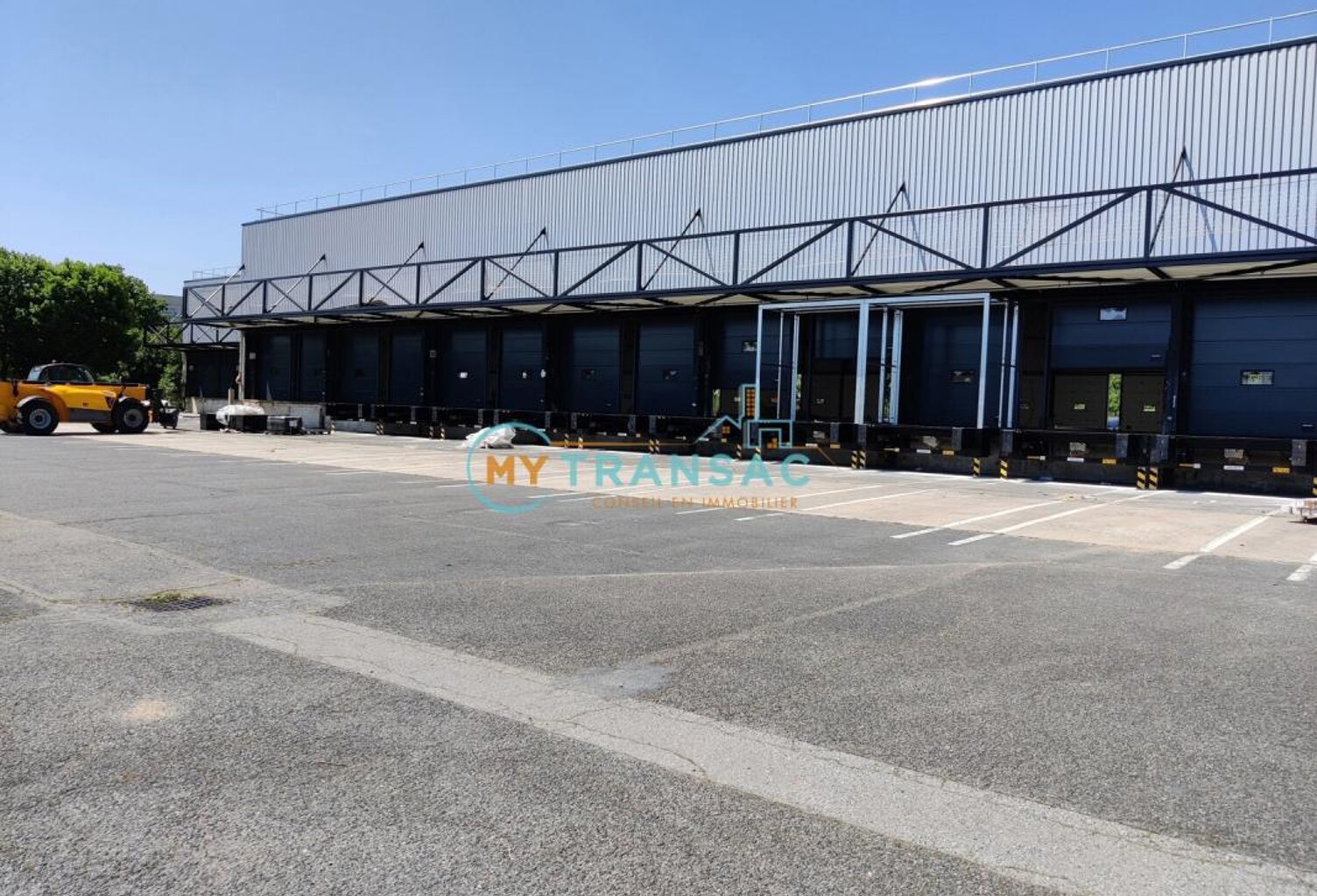 My Transac vous propose à la location une Messagerie de 6 704 m² dont 1 393m² de bureaux et locaux sociaux sur 26 429 m² de terrain situé à Lieusaint — photo 1