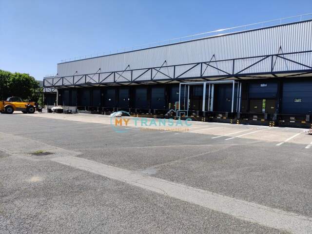 My Transac vous propose à la location une Messagerie de 6 704 m² dont 1 393m² de bureaux et locaux sociaux sur 26 429 m² de terrain situé à Lieusaint — photo du bien