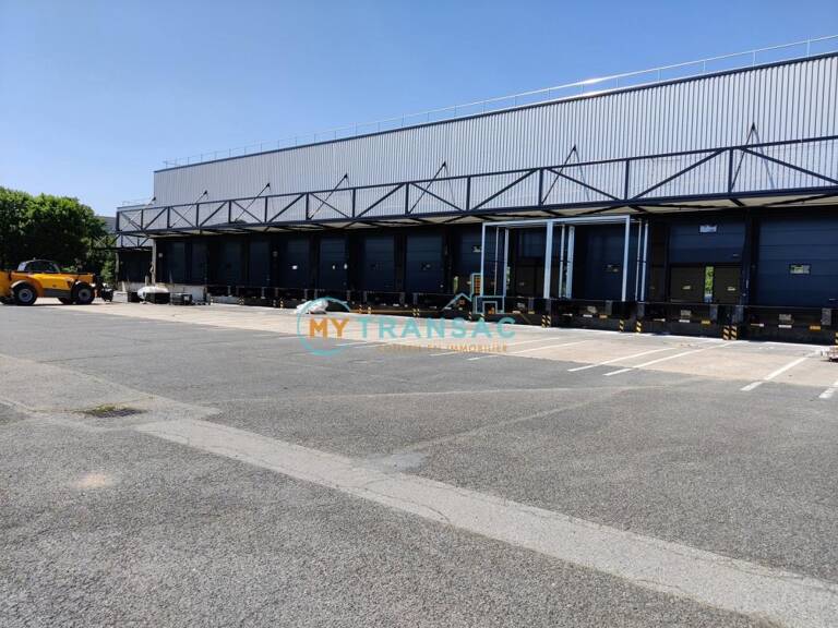 My Transac vous propose à la location une Messagerie de 6 704 m² dont 1 393m² de bureaux et locaux sociaux sur 26 429 m² de terrain situé à Lieusaint — photo 1