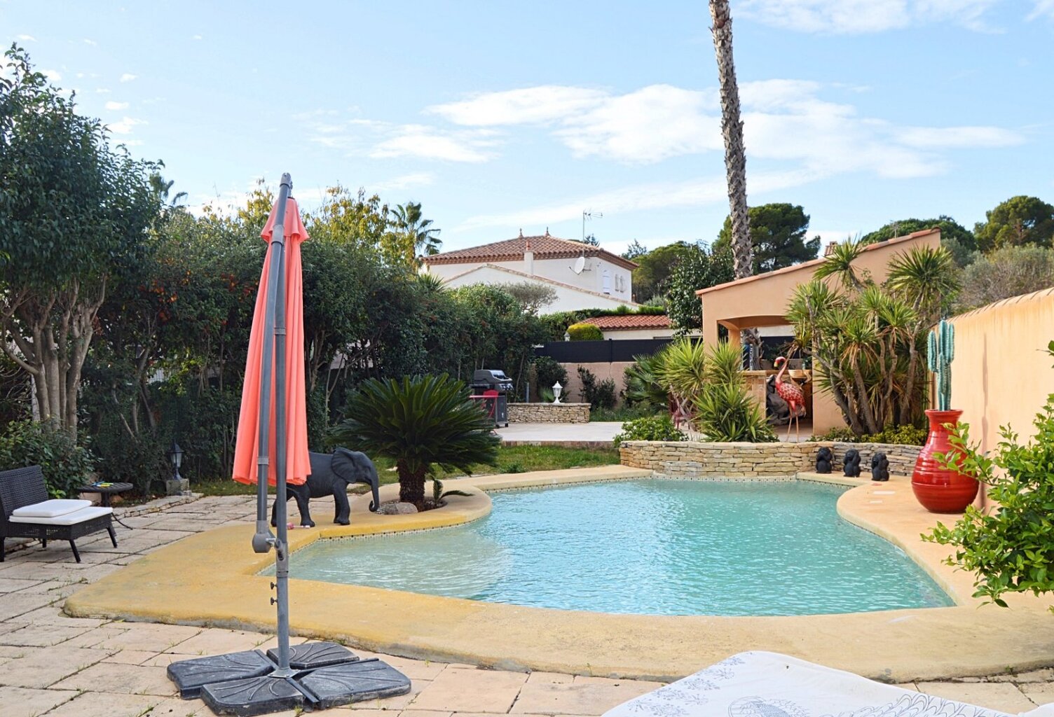 Villa — photo 1