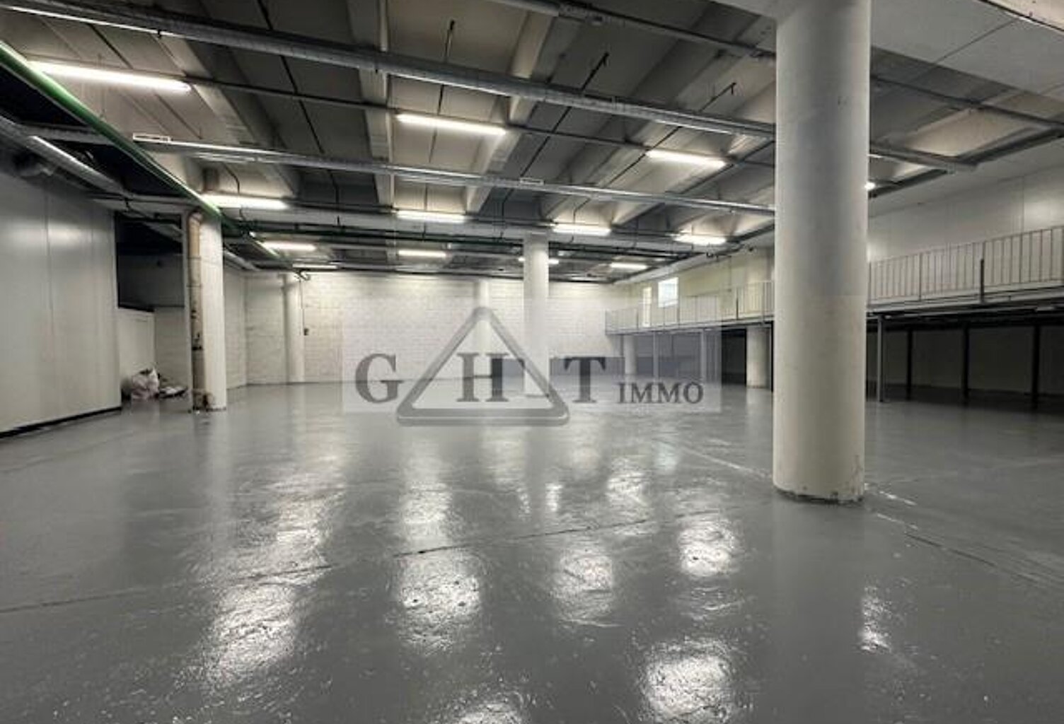 ENTREPOT BUREAUX 1200M² BAGNOLET — photo 1