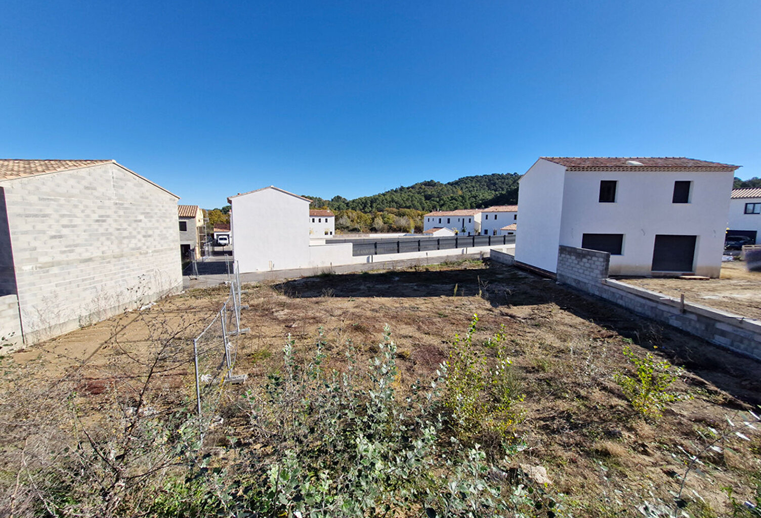 LE PUY STE REPARADE, TERRAIN CONSTRUCTIBLE de 558 M² . — photo 1