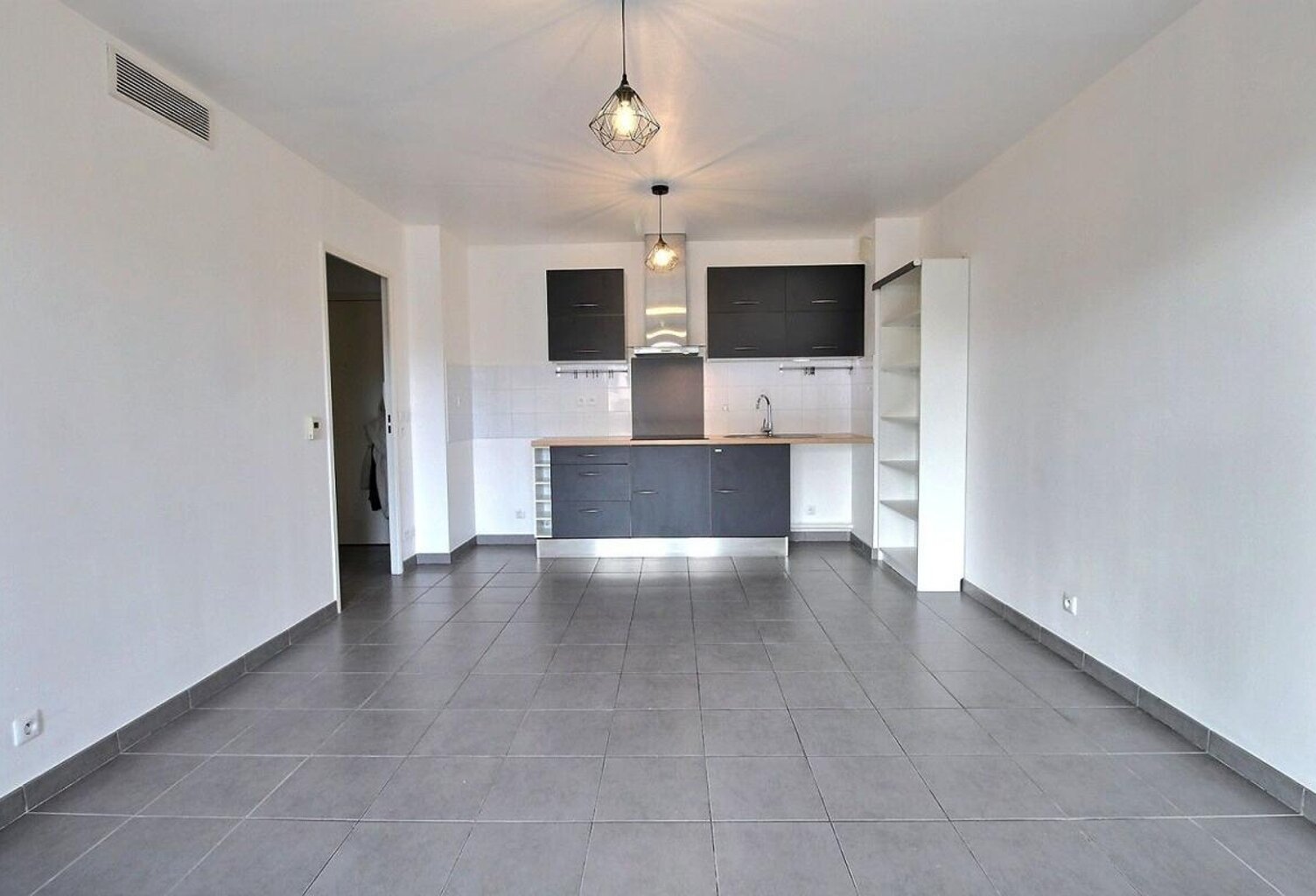 Appartement T2 44 m² vendu loué avec terrasse et garage – Très bon état – 13010 Marseille — photo 1