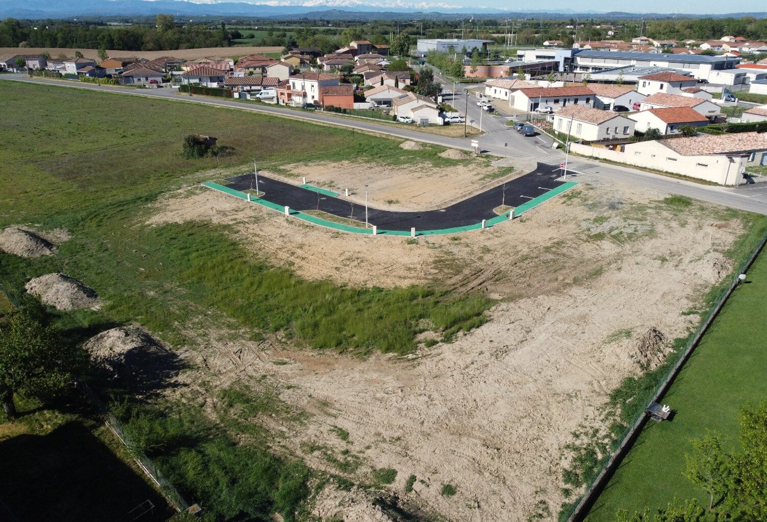 TERRAIN VIABILISE DANS UN PETIT LOTISSEMENT — photo 1