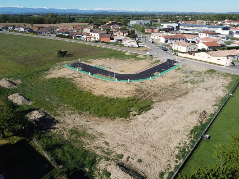 TERRAIN VIABILISE DANS UN PETIT LOTISSEMENT — photo 1