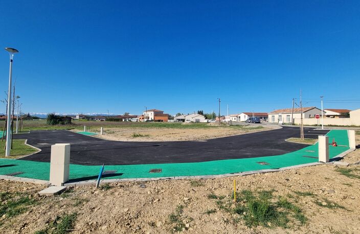 TERRAIN VIABILISE DANS UN PETIT LOTISSEMENT — photo 3