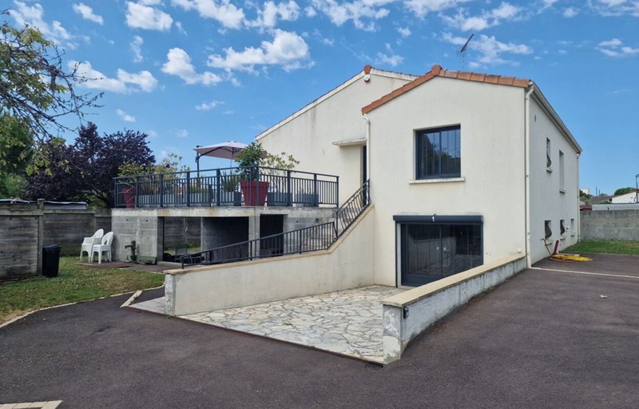 maison 8 pièces 206 m2 à vendre à Surgères (17700)