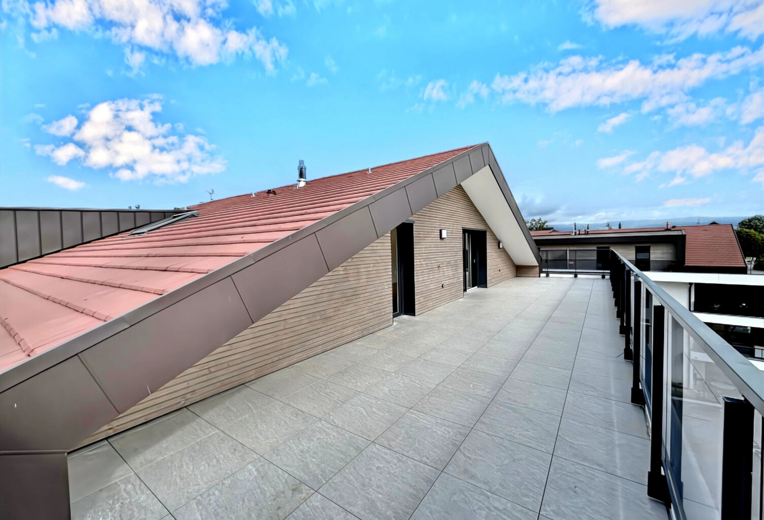 APPARTEMENT 4 PIECES AVEC UNE GRANDE TERRASSE A MESSERY - le — photo 1
