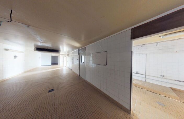 MUR A VENDRE - PLATEAU DE 342M2 AU CENTRE DE CASTELNAU D'ESTRETEFONDS A RENOVER — photo 3