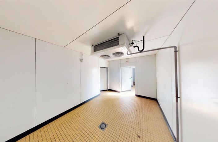 MUR A VENDRE - PLATEAU DE 342M2 AU CENTRE DE CASTELNAU D'ESTRETEFONDS A RENOVER — photo 4