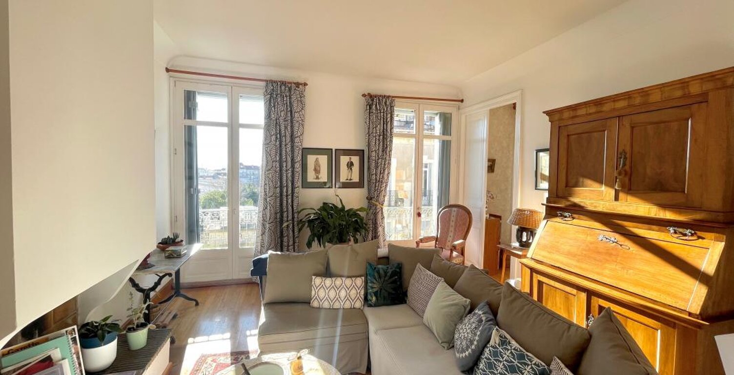 Appartement À Vendre / Théâtre-Gare — photo 1