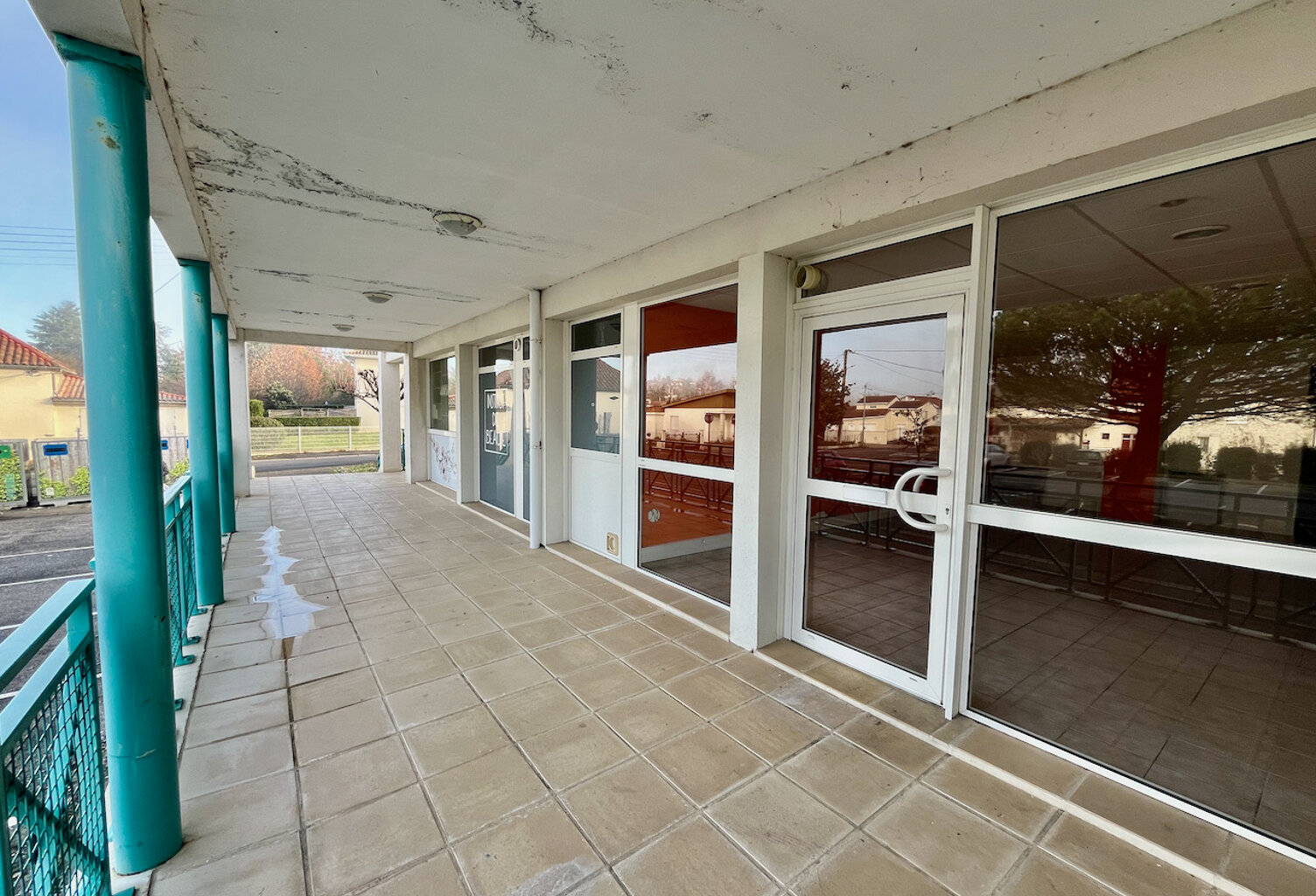 VILLENEUVE SUR LOT, quartier d'Eysses, local professionnel ou commercial de 64,20 m2 à louer. Au rez-de-chaussée d'une co-propriété avec parking devant le local, et accès possible pour personnes à mobilité réduite (parking + porte large). WC standard. Cha — photo 1