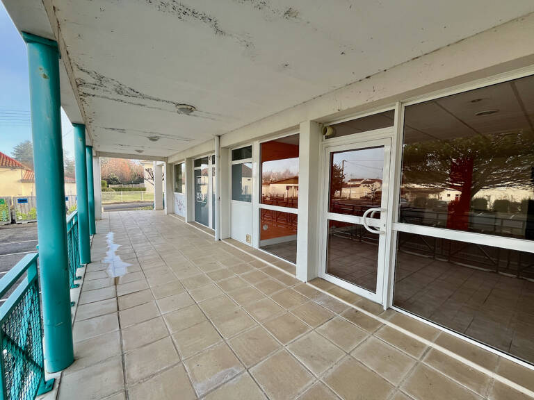 VILLENEUVE SUR LOT, quartier d'Eysses, local professionnel ou commercial de 64,20 m2 à louer. Au rez-de-chaussée d'une co-propriété avec parking devant le local, et accès possible pour personnes à mobilité réduite (parking + porte large). WC standard. Cha — photo 1