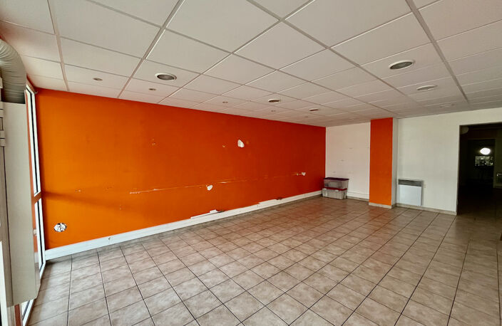 VILLENEUVE SUR LOT, quartier d'Eysses, local professionnel ou commercial de 64,20 m2 à louer. Au rez-de-chaussée d'une co-propriété avec parking devant le local, et accès possible pour personnes à mobilité réduite (parking + porte large). WC standard. Cha — photo 2