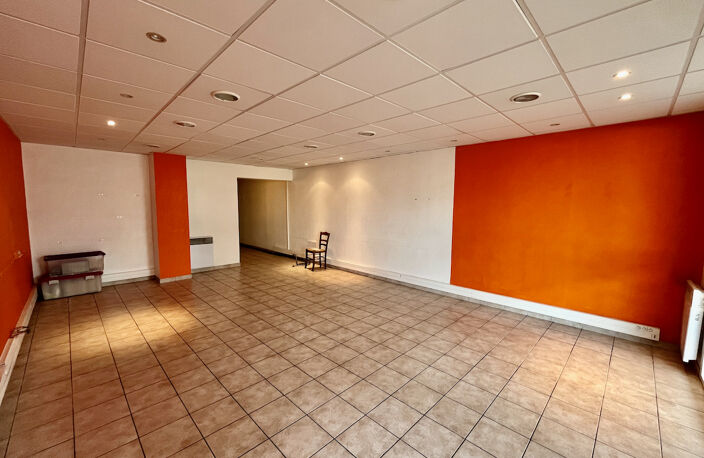 VILLENEUVE SUR LOT, quartier d'Eysses, local professionnel ou commercial de 64,20 m2 à louer. Au rez-de-chaussée d'une co-propriété avec parking devant le local, et accès possible pour personnes à mobilité réduite (parking + porte large). WC standard. Cha — photo 3