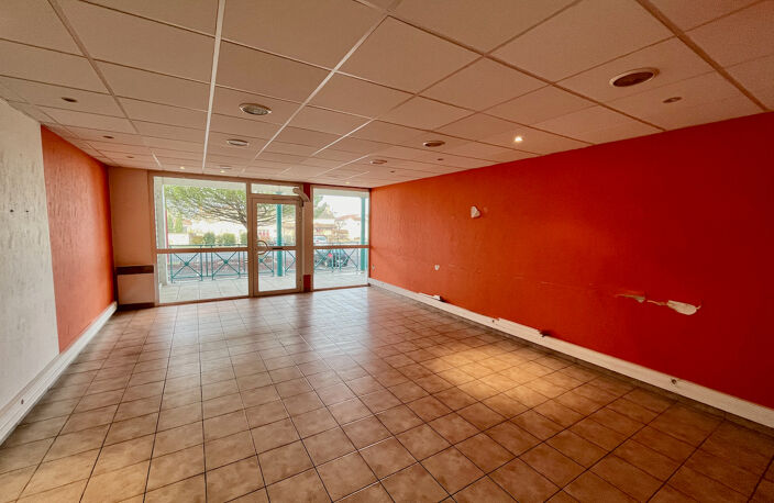 VILLENEUVE SUR LOT, quartier d'Eysses, local professionnel ou commercial de 64,20 m2 à louer. Au rez-de-chaussée d'une co-propriété avec parking devant le local, et accès possible pour personnes à mobilité réduite (parking + porte large). WC standard. Cha — photo 4