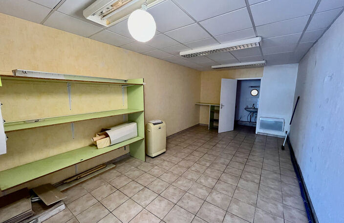VILLENEUVE SUR LOT, quartier d'Eysses, local professionnel ou commercial de 64,20 m2 à louer. Au rez-de-chaussée d'une co-propriété avec parking devant le local, et accès possible pour personnes à mobilité réduite (parking + porte large). WC standard. Cha — photo 5