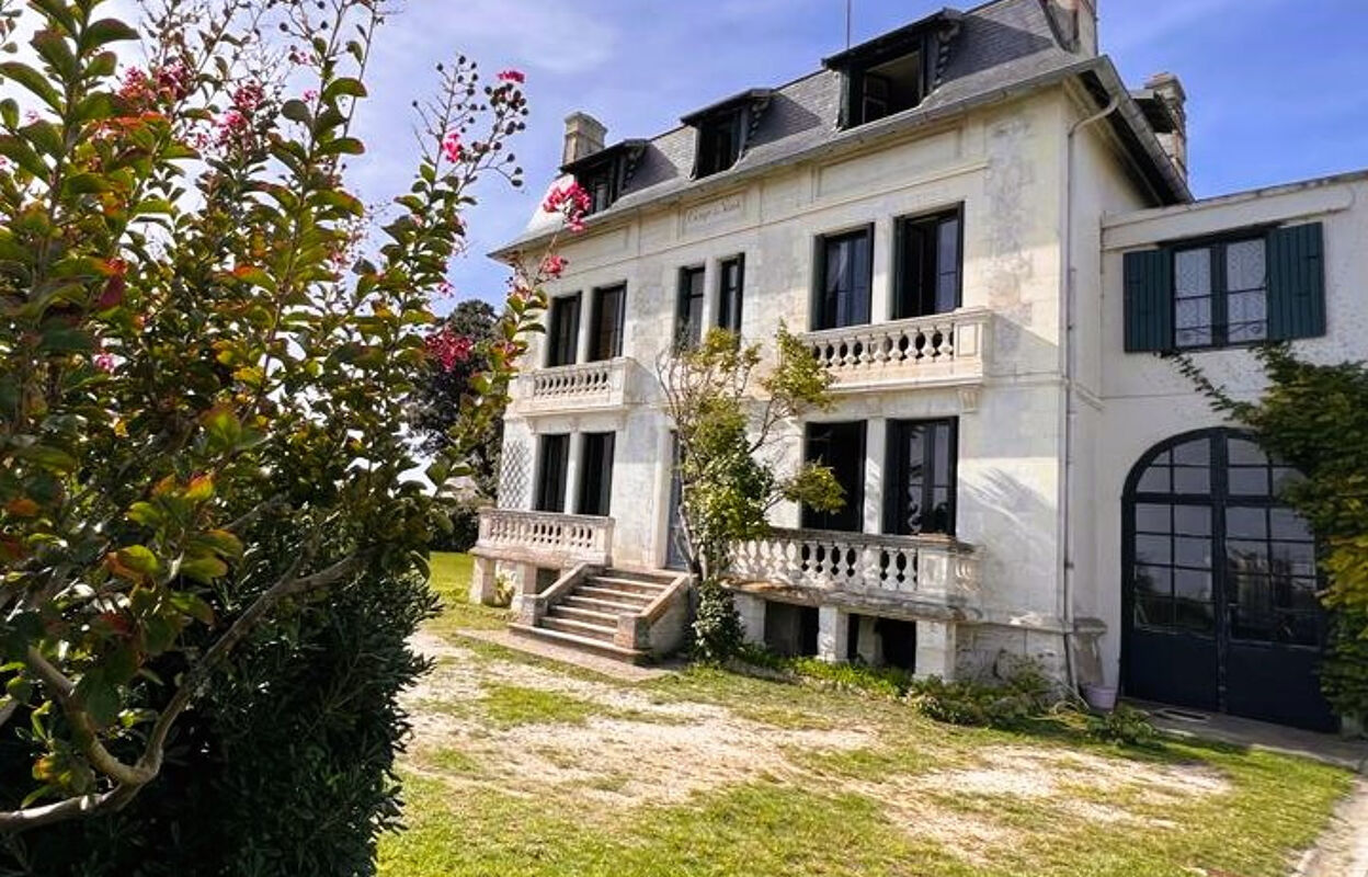 maison 12 pièces 319 m2 à vendre à Saint-Palais-sur-Mer (17420)