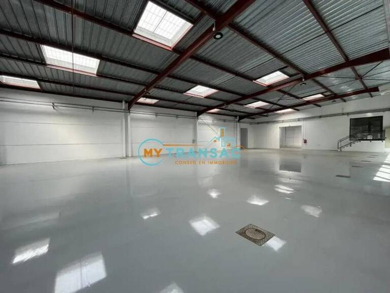 A louer Bâtiment indépendant entièrement rénové de 5707m² dont 1 380m² de bureaux sur un foncier de 8 000m² situé à LISSES — photo 1