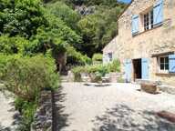 Ferme avec piscine à côté rivière dans canyon — photo 2
