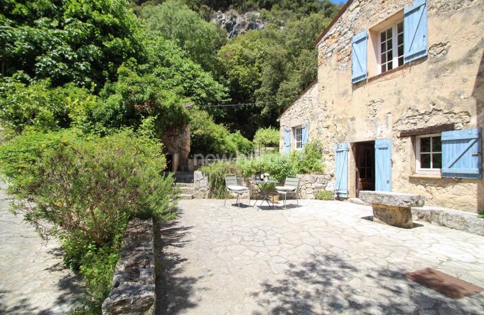Ferme avec piscine à côté rivière dans canyon — photo 2