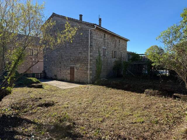 Mas en pierre avec terrain attenant — photo du bien