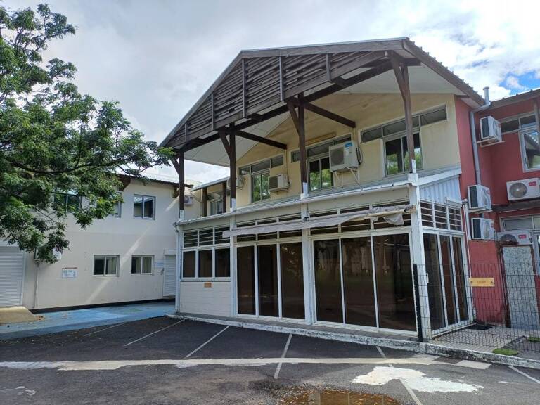 Local Professionnel 267 m² Ste. Clotilde — photo 1