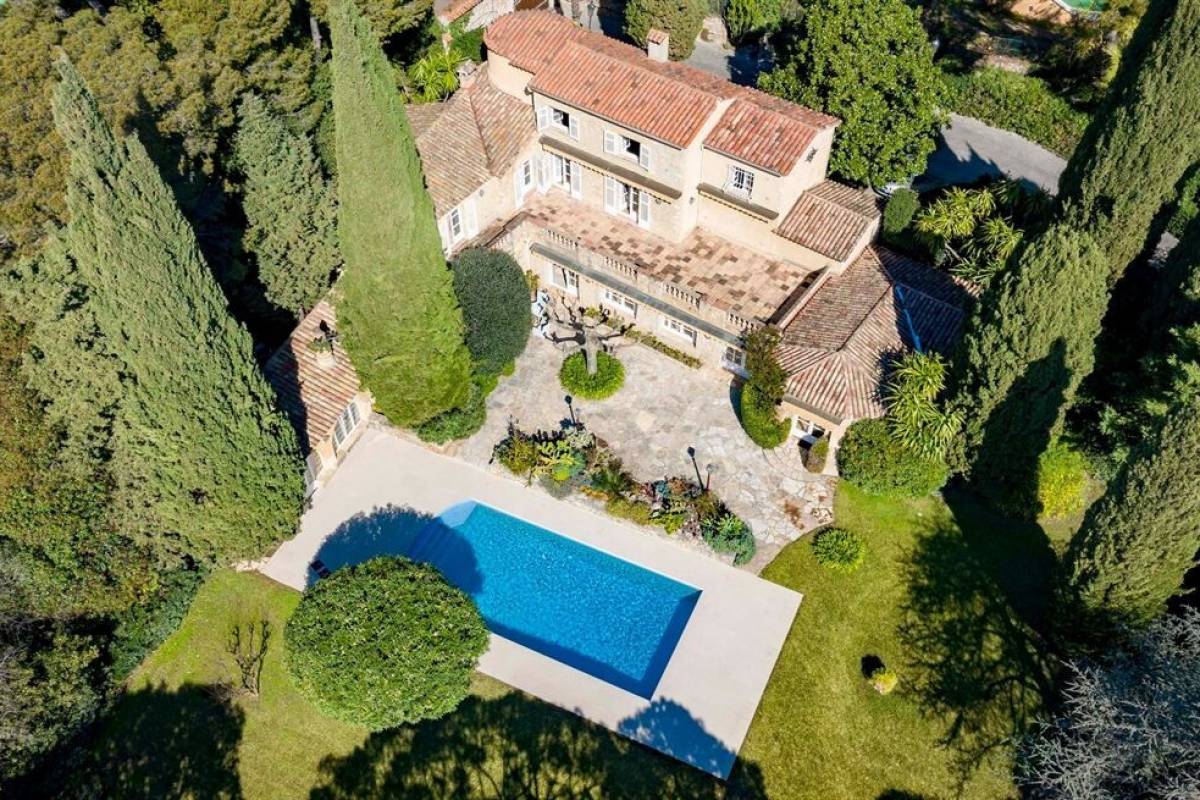 VILLA AU CALME PROCHE PLAGE A ANTIBES