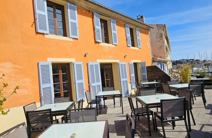Restaurant sur le Port de Saint Mandrier pieds dans l'eau murs + fonds — photo 2