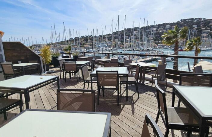 Restaurant sur le Port de Saint Mandrier pieds dans l'eau murs + fonds — photo 3