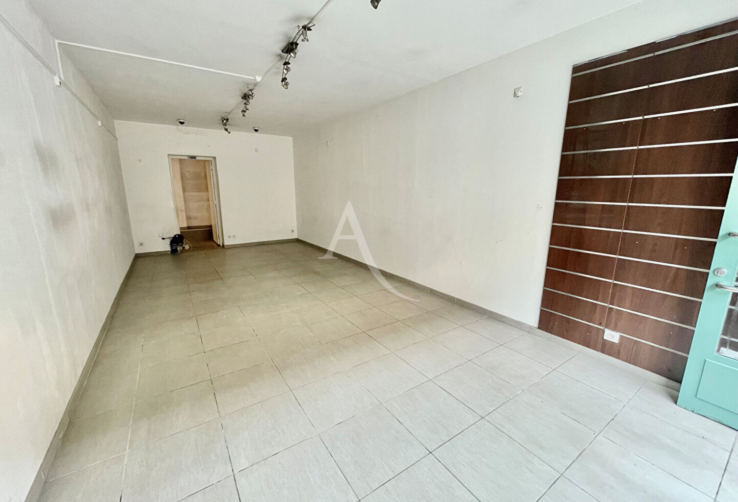 Local commercial de 29m² en plein centre de l'Isle-Jourdain — photo 1