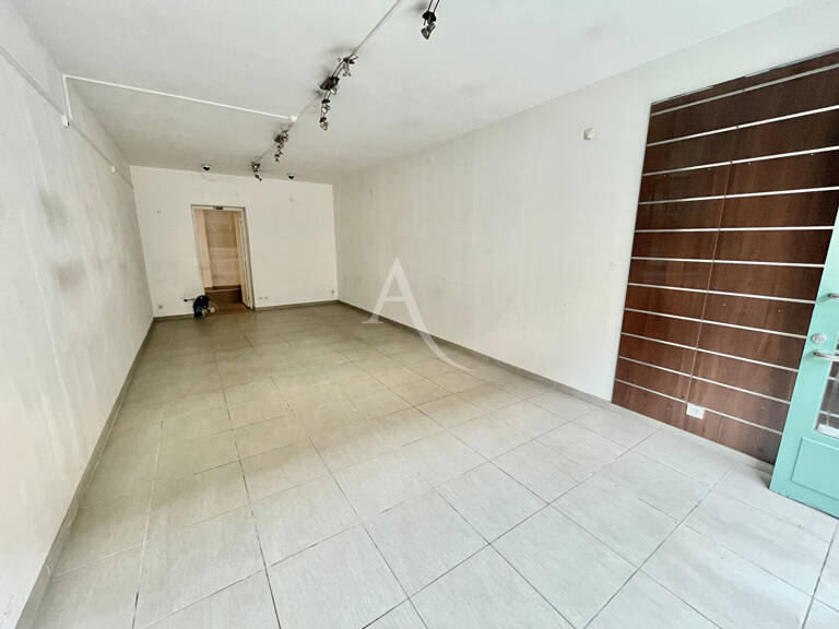 Local commercial de 29m² en plein centre de l'Isle-Jourdain — photo 1