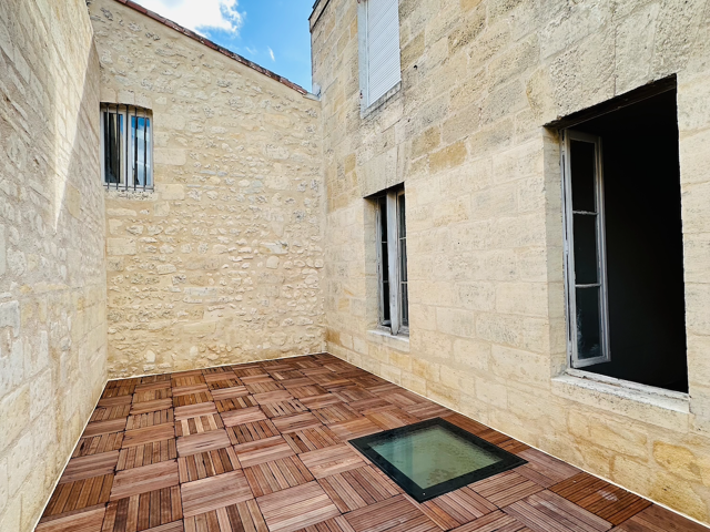 BORDEAUX CHARTRONS - APPARTEMENT A RENOVER AVEC TERRASSE — photo du bien