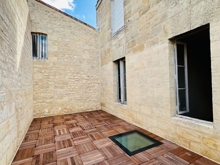 BORDEAUX CHARTRONS - APPARTEMENT A RENOVER AVEC TERRASSE — photo 1