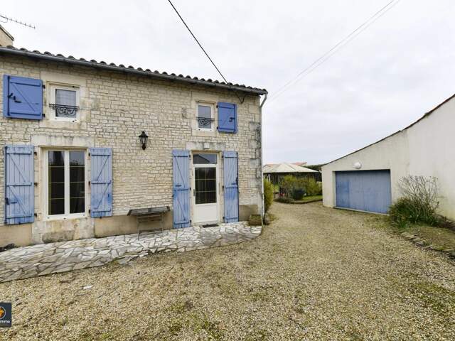 A VALLANS Maison en pierre 186m² — photo du bien