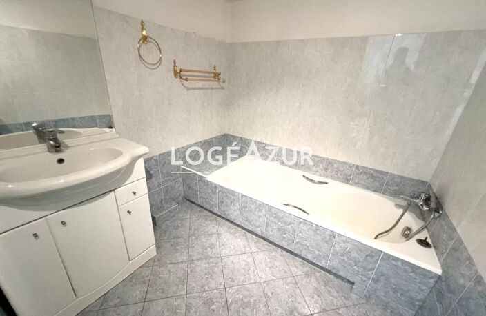 VENTE APPARTEMENT 2 CHAMBRES - GARAGE -  ANTIBES CENTRE VILLE - — photo 3