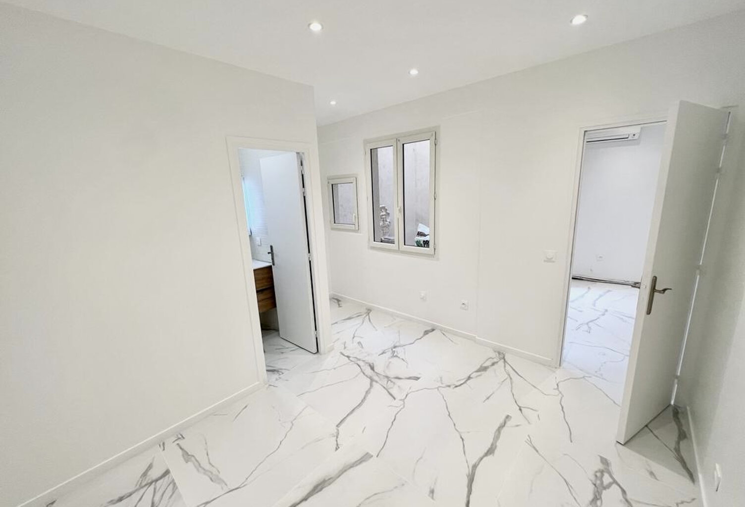 CANNES CENTRE BANANE T2 REFAIT A NEUF DE 41M2 — photo 1
