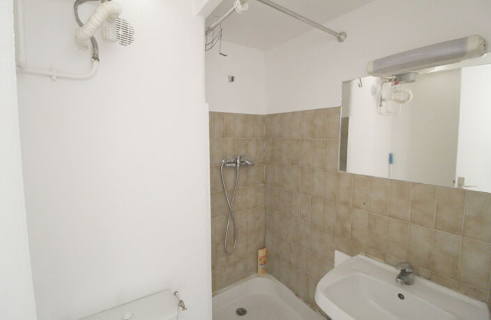 NIMES ECUSSON Studio de 19 m2 — photo 3