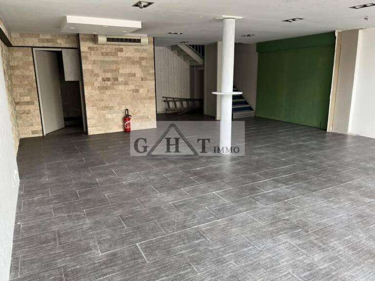 A LOUER  LOCAL  EN ZONE CENTRE COMMERCIAL — photo 1