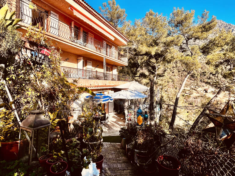 Menton grande maison divisée en plusieurs logements terrasse — photo 1