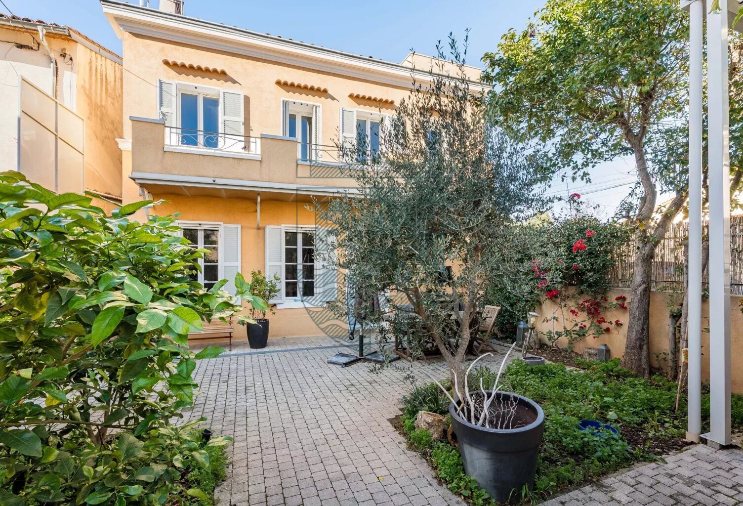 SAINT JULIEN 12ÉME - Maison ancienne T6 avec grande cour — photo 1