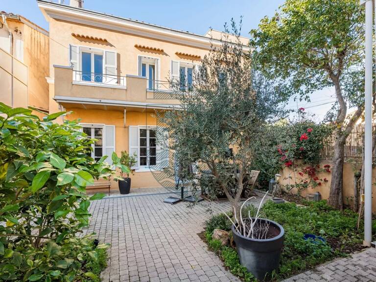 SAINT JULIEN 12ÉME - Maison ancienne T6 avec grande cour — photo 1