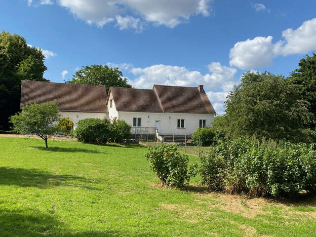 Grande maison  avec 6 chambres et  piscine au calme — photo du bien