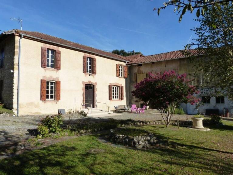 À vendre, proche de Castelnau Magnoac (Hautes Pyrénées): Ferme gasconne des années 1750 avec 3 chambres ; granges avec atelier, grenier ; terrain de 1.419m² avec de belles vues sur la campagne. Situation calme et rurale — photo 1