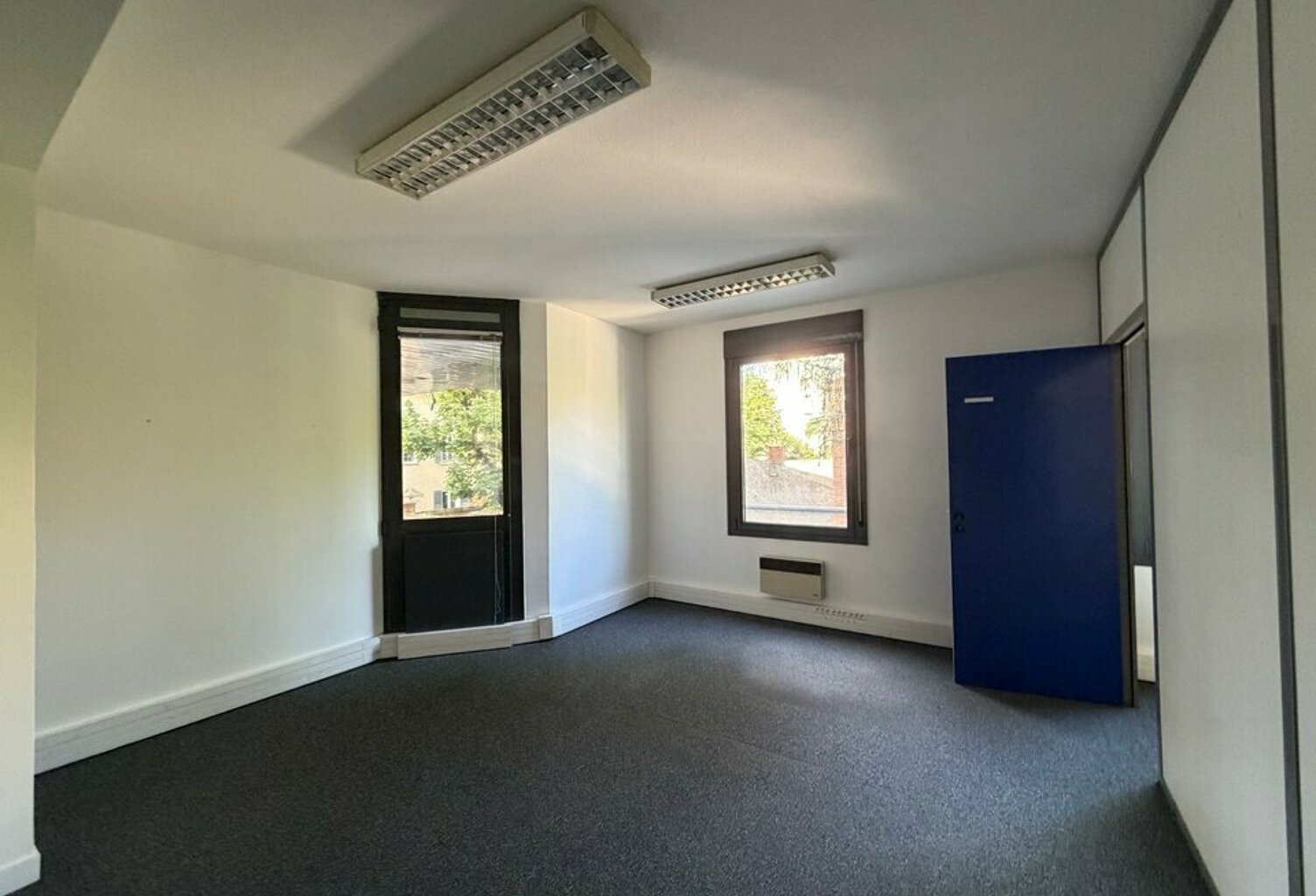 BUREAUX à LOUER — photo 1